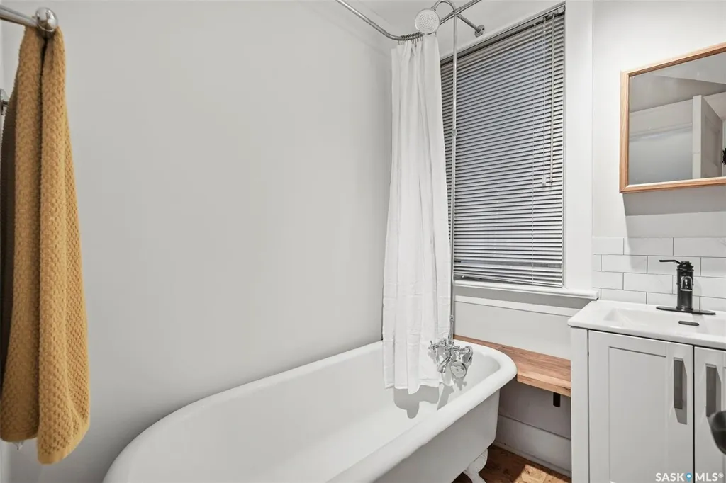 805 H Avenue S Saskatoon SK S7M 1X3