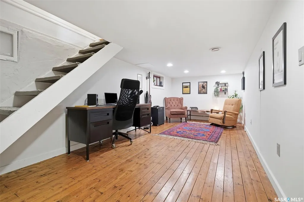 805 H Avenue S Saskatoon SK S7M 1X3