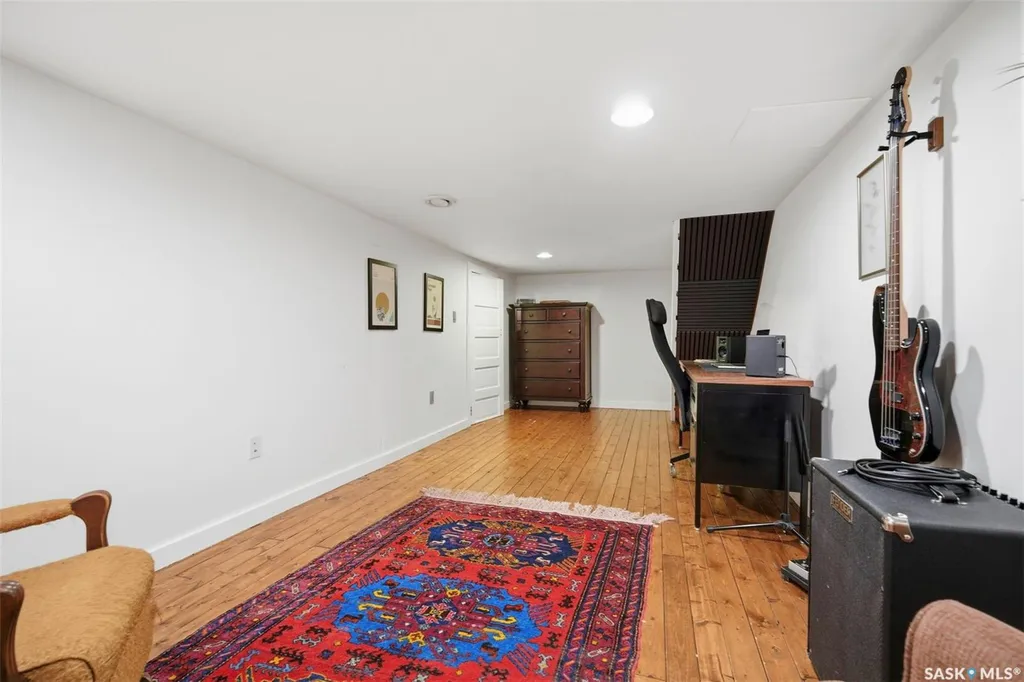 805 H Avenue S Saskatoon SK S7M 1X3