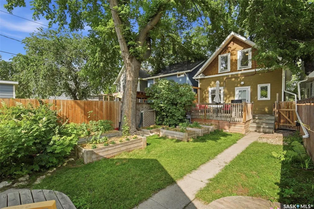 805 H Avenue S Saskatoon SK S7M 1X3