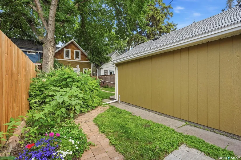 805 H Avenue S Saskatoon SK S7M 1X3