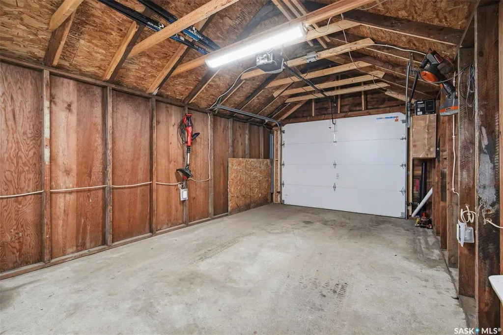 805 H Avenue S Saskatoon SK S7M 1X3