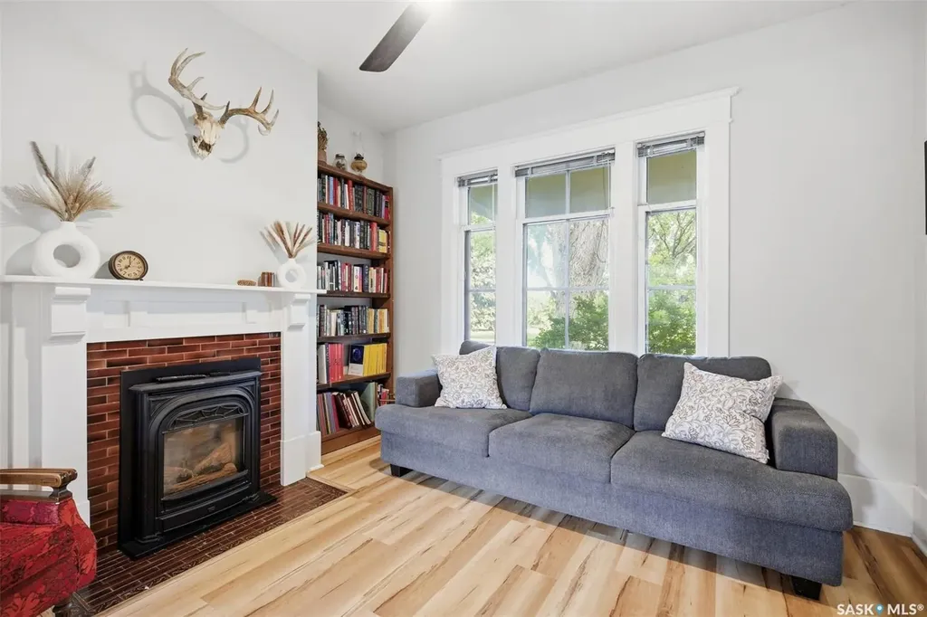 805 H Avenue S Saskatoon SK S7M 1X3