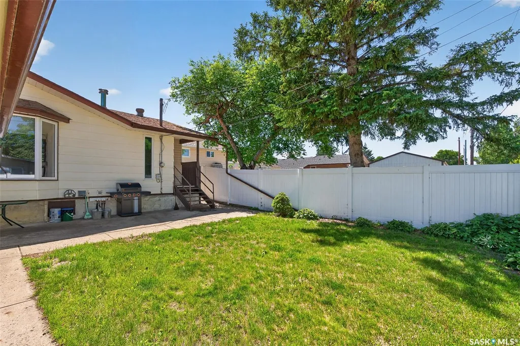 1154 Warner Street W Moose Jaw SK S6H 6L2