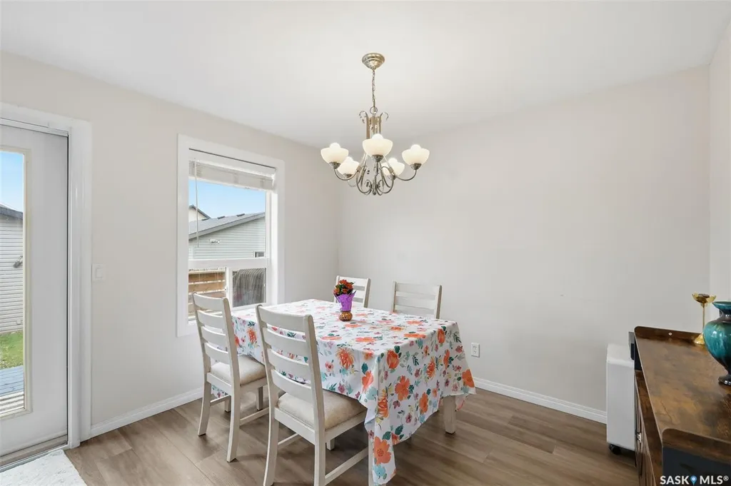 422 Blakeney Crescent Saskatoon SK S7L 7N5