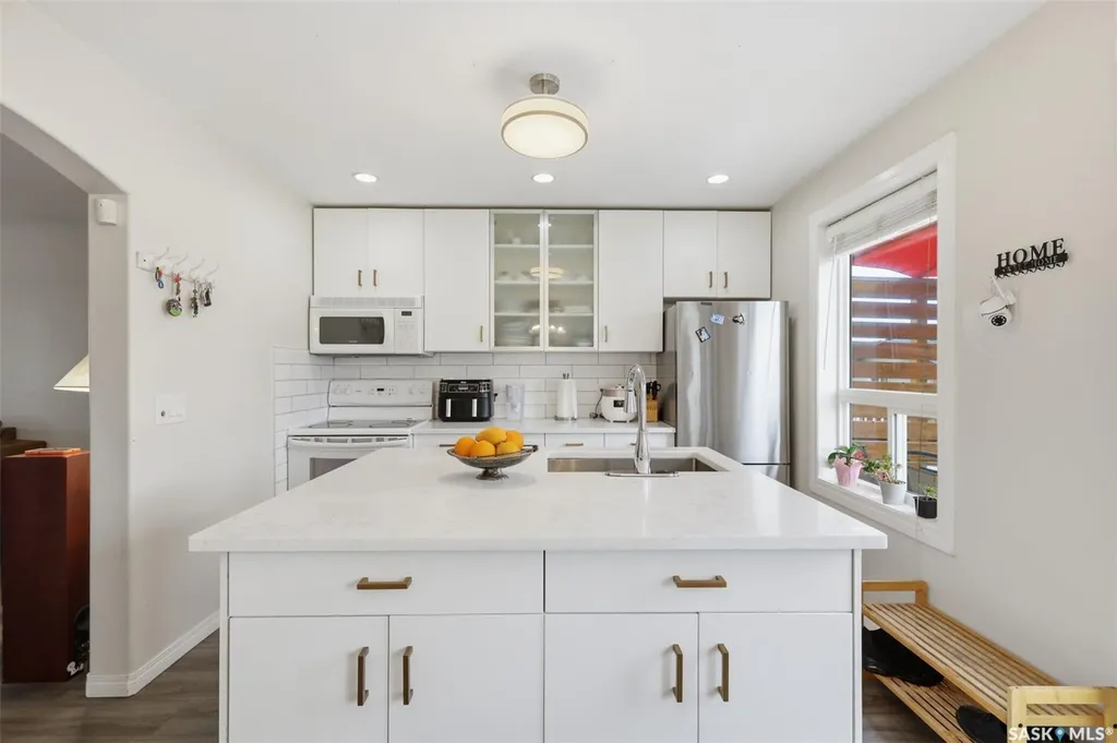 422 Blakeney Crescent Saskatoon SK S7L 7N5