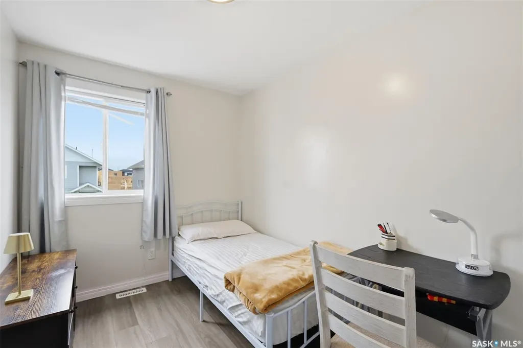 422 Blakeney Crescent Saskatoon SK S7L 7N5