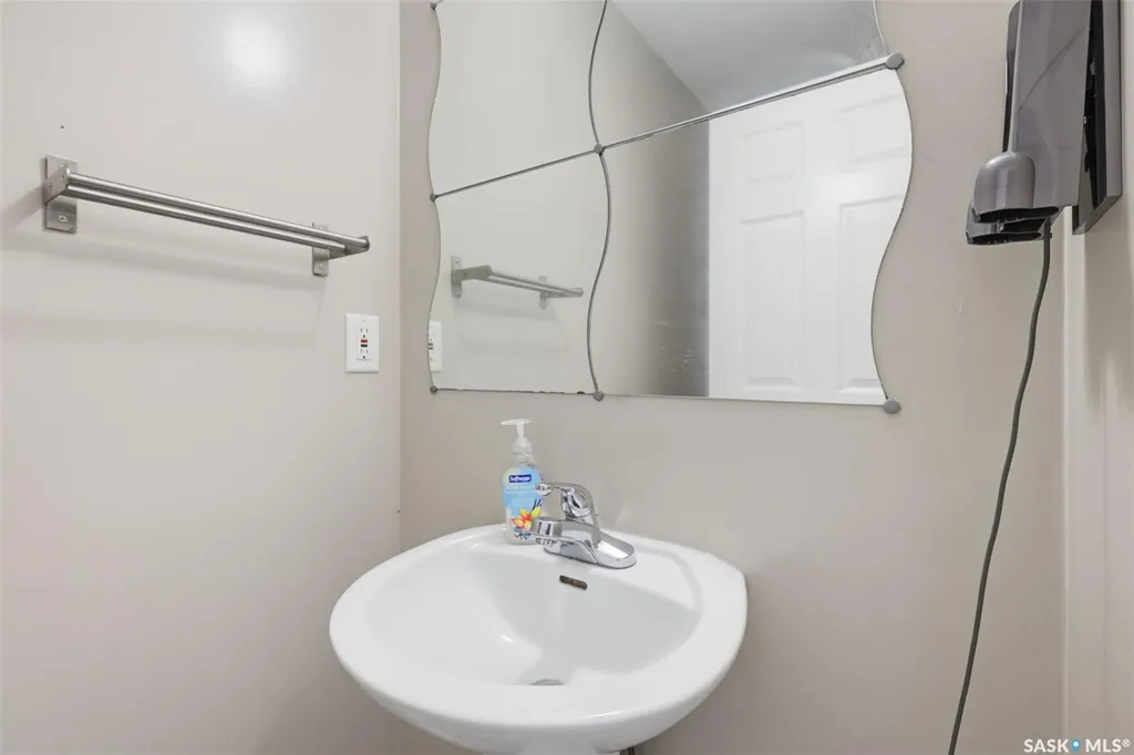 422 Blakeney Crescent Saskatoon SK S7L 7N5