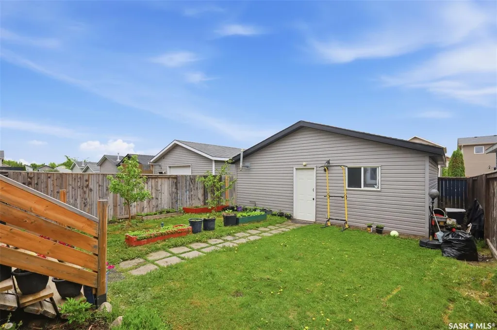 422 Blakeney Crescent Saskatoon SK S7L 7N5