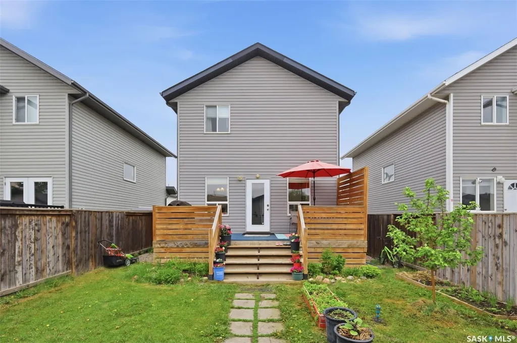 422 Blakeney Crescent Saskatoon SK S7L 7N5