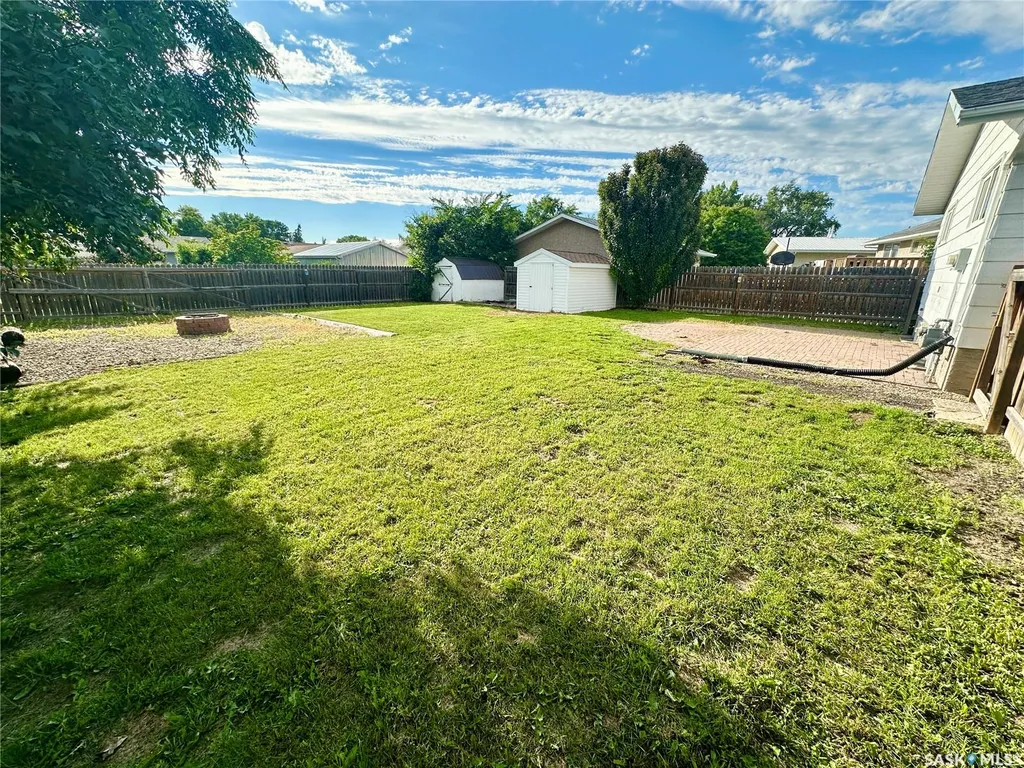 213 18th Street NE Weyburn SK S4H 3J4