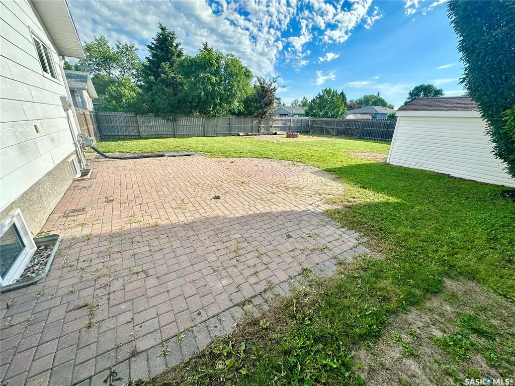 213 18th Street NE Weyburn SK S4H 3J4