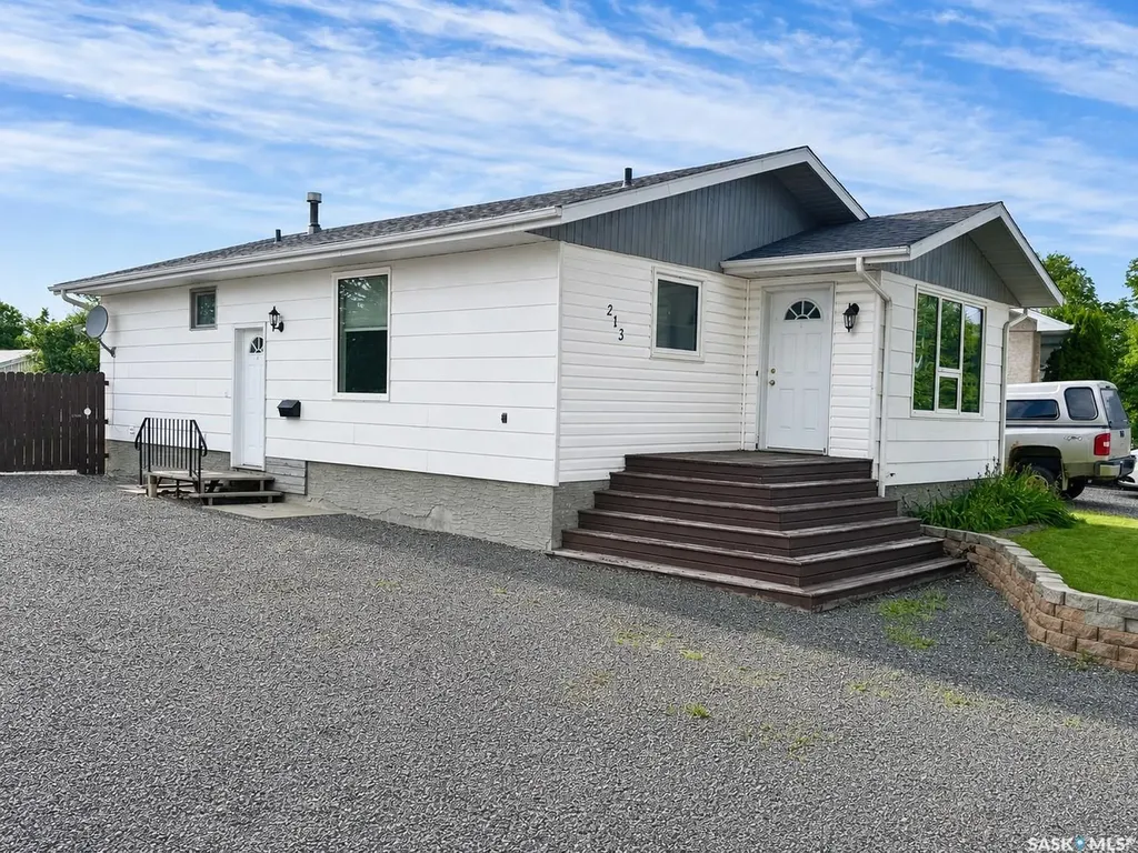 213 18th Street NE Weyburn SK S4H 3J4