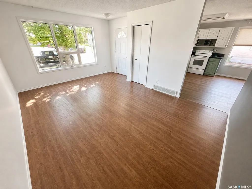 213 18th Street NE Weyburn SK S4H 3J4