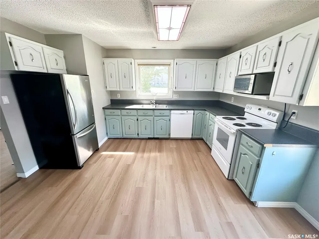 213 18th Street NE Weyburn SK S4H 3J4