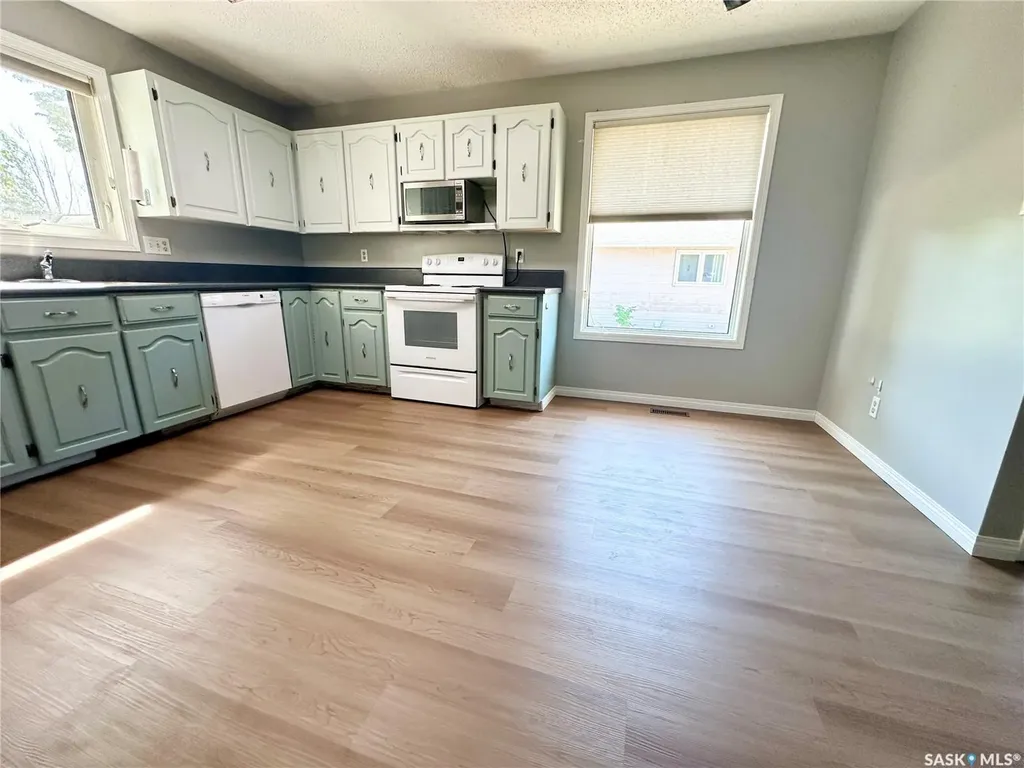 213 18th Street NE Weyburn SK S4H 3J4