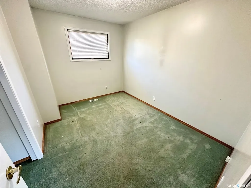 213 18th Street NE Weyburn SK S4H 3J4
