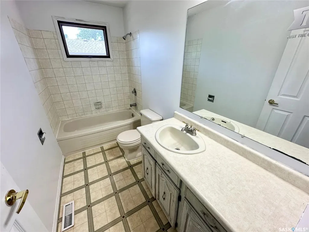 213 18th Street NE Weyburn SK S4H 3J4