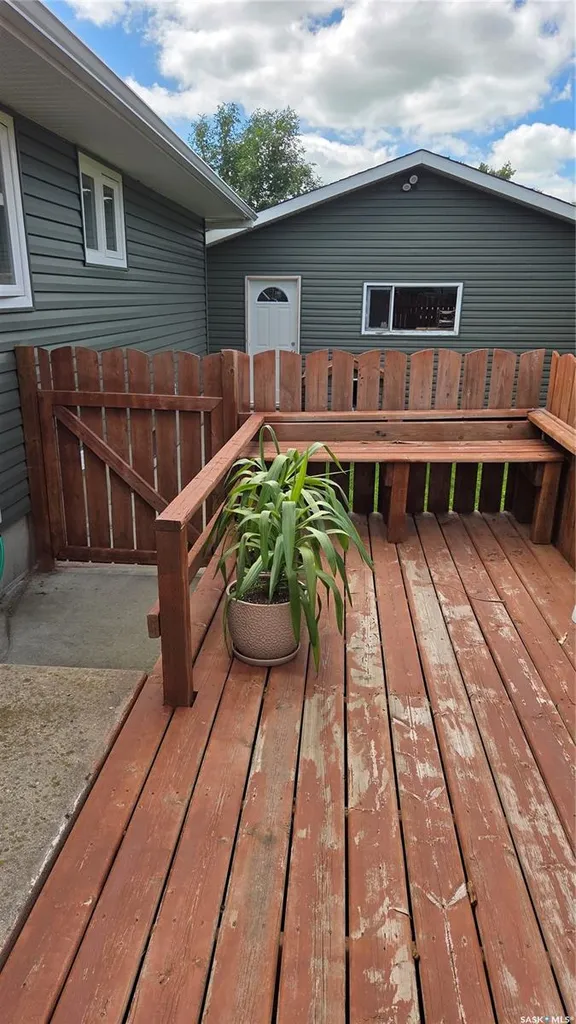 1322 Queen Crescent Moose Jaw SK S6H 3G4