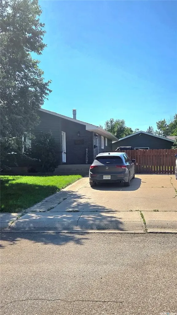 1322 Queen Crescent Moose Jaw SK S6H 3G4