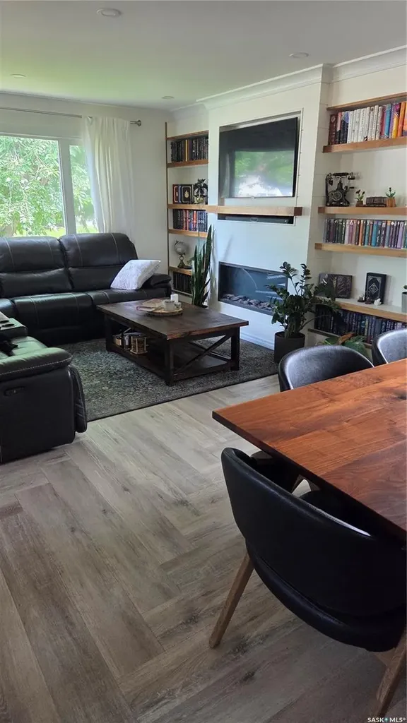 1322 Queen Crescent Moose Jaw SK S6H 3G4