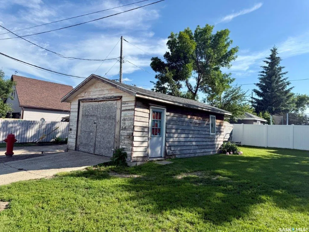 119 7th Avenue E Kindersley SK S0L 1S0