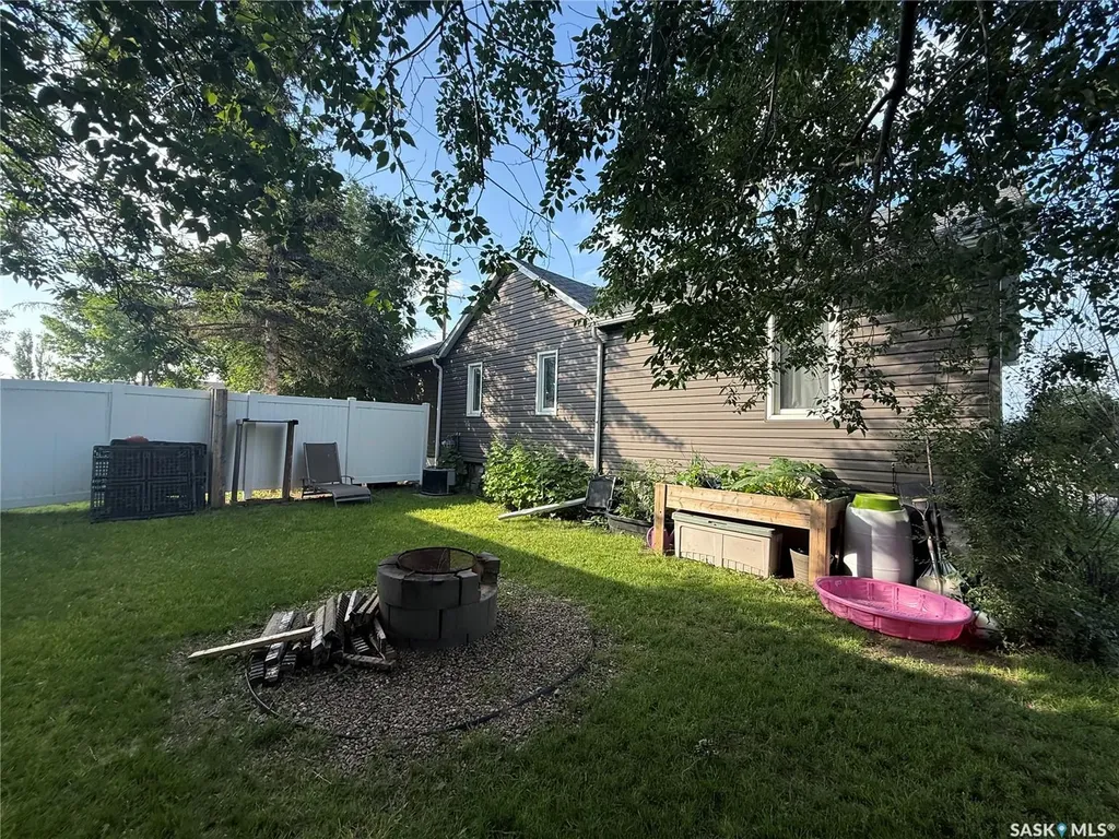 119 7th Avenue E Kindersley SK S0L 1S0