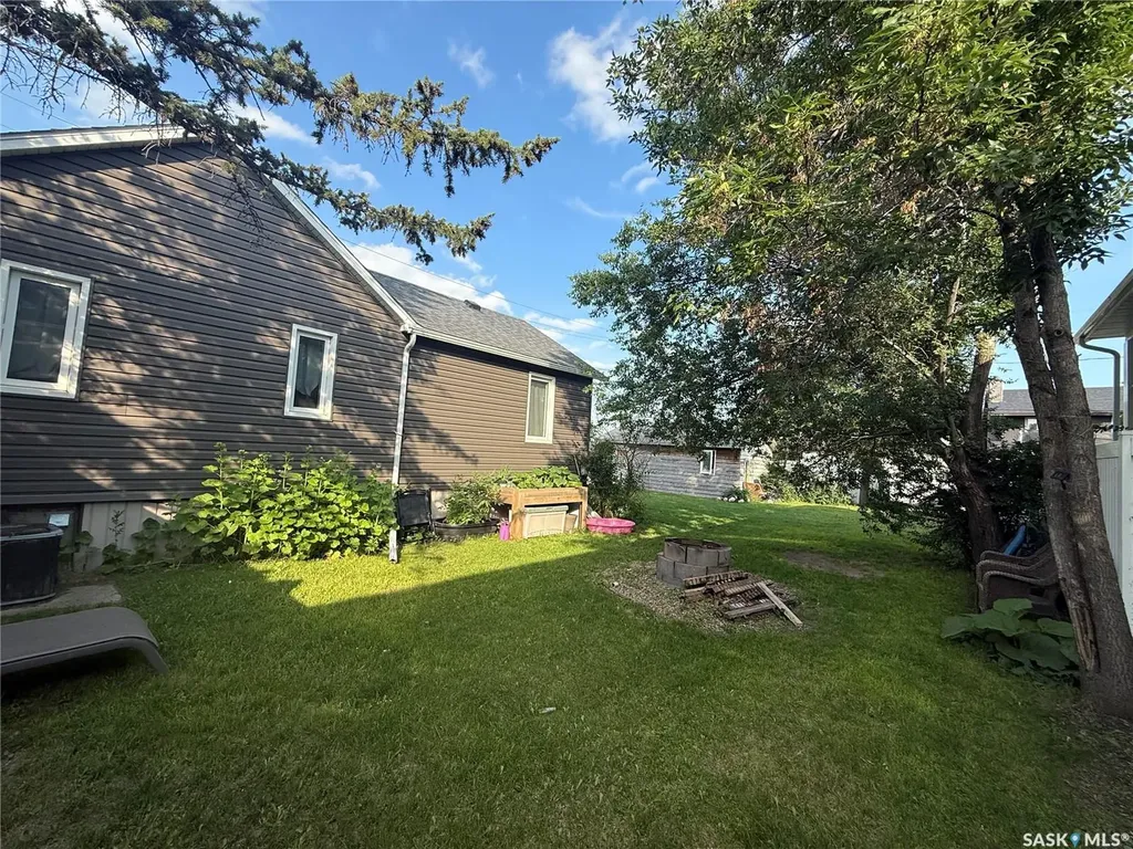 119 7th Avenue E Kindersley SK S0L 1S0