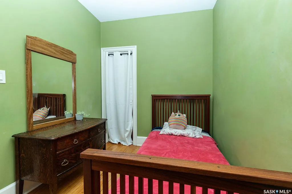406 J Avenue S Saskatoon SK S7M 2A6