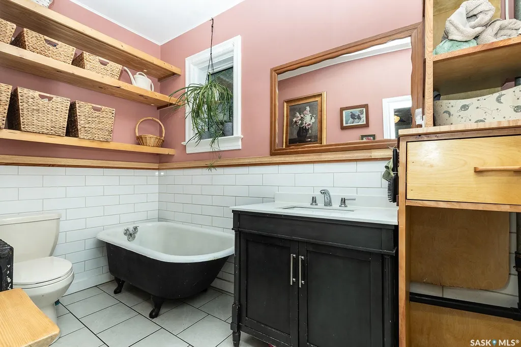 406 J Avenue S Saskatoon SK S7M 2A6