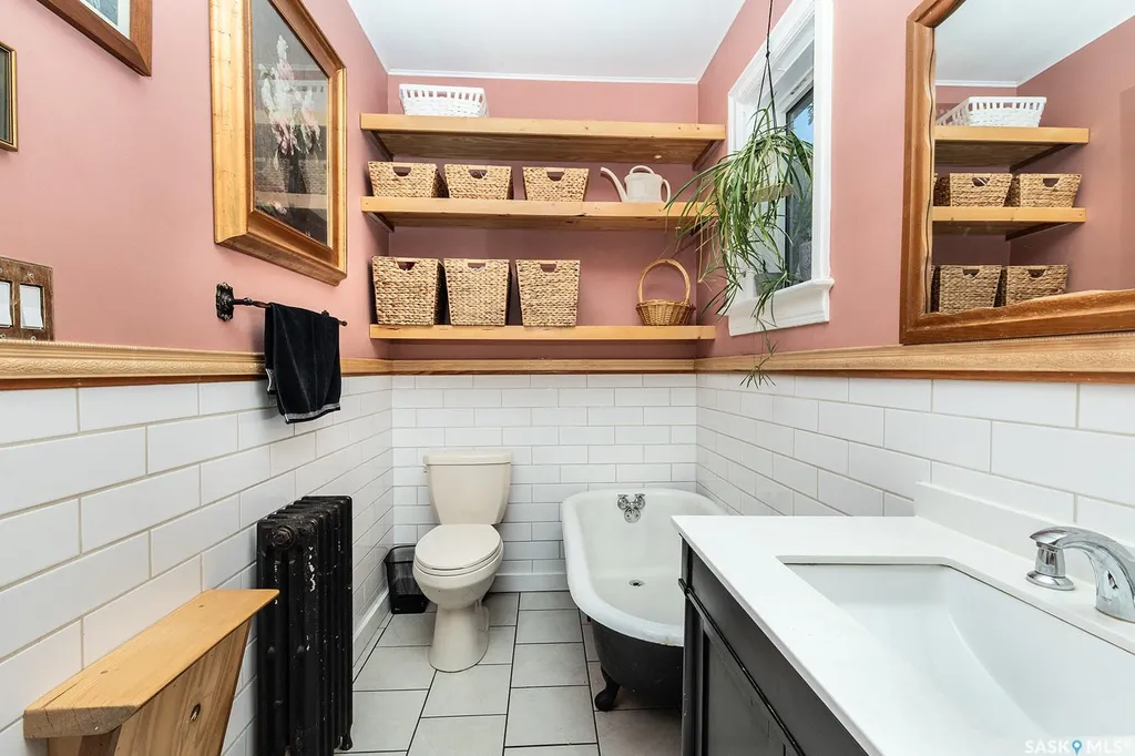 406 J Avenue S Saskatoon SK S7M 2A6