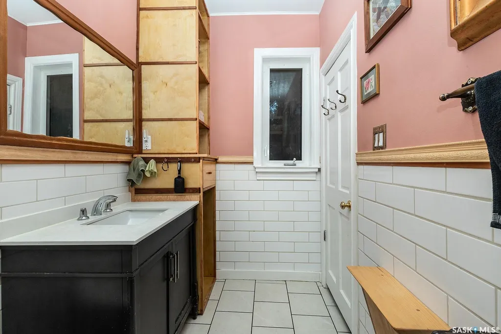 406 J Avenue S Saskatoon SK S7M 2A6