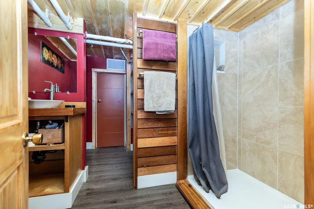 406 J Avenue S Saskatoon SK S7M 2A6