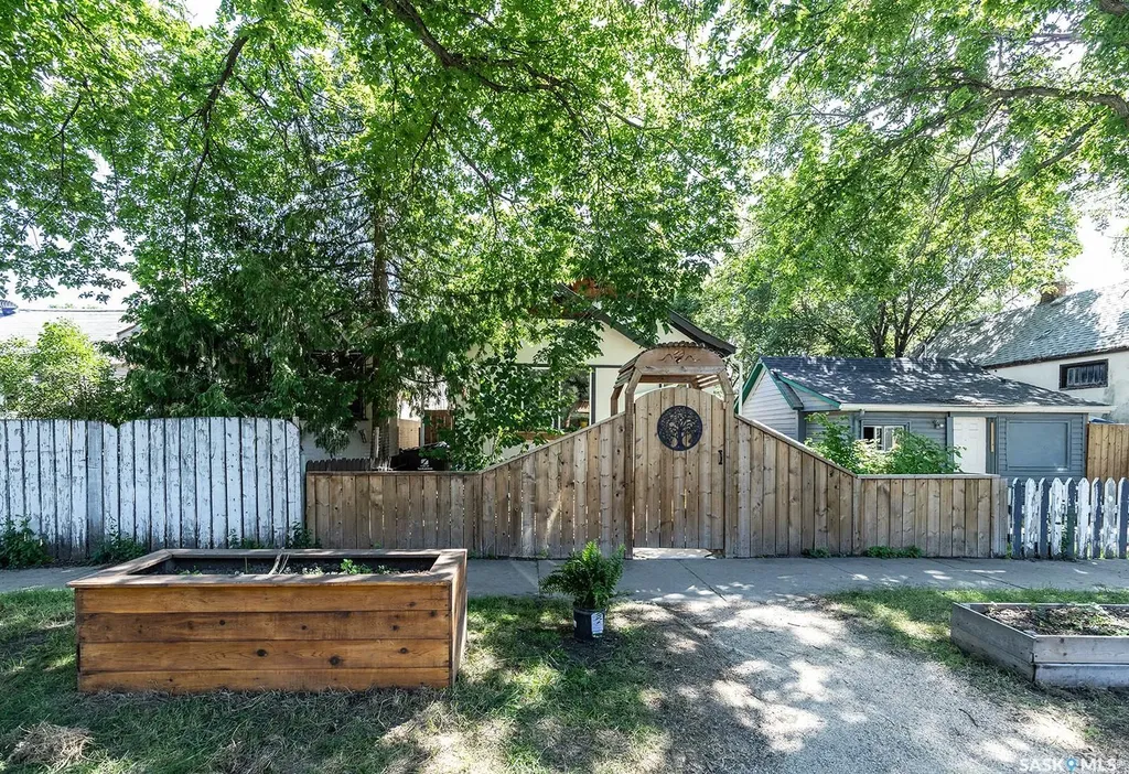 406 J Avenue S Saskatoon SK S7M 2A6