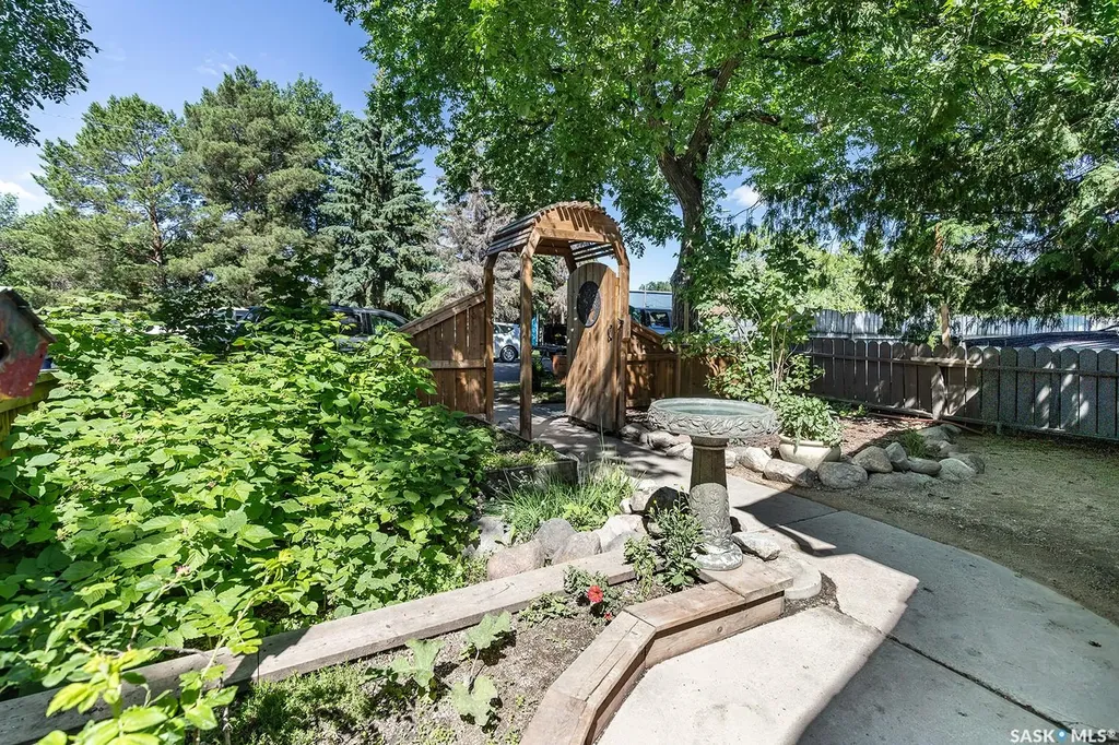 406 J Avenue S Saskatoon SK S7M 2A6