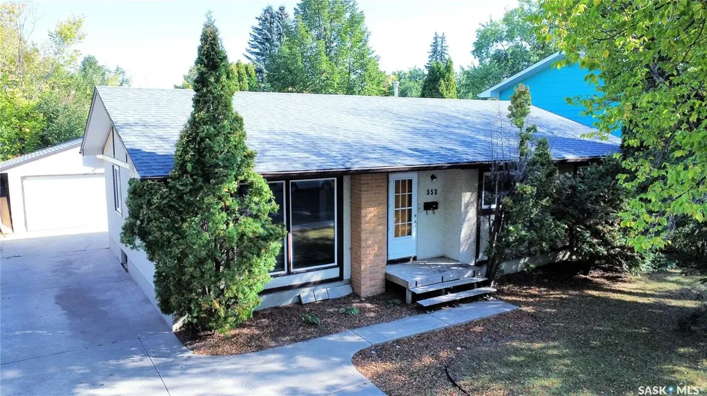 352 Carleton Drive Saskatoon SK S7H 4C1