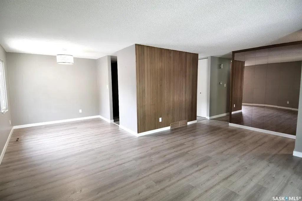352 Carleton Drive Saskatoon SK S7H 4C1