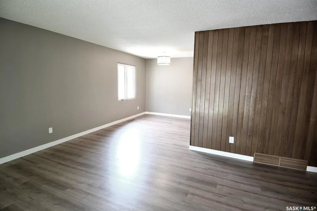 352 Carleton Drive Saskatoon SK S7H 4C1