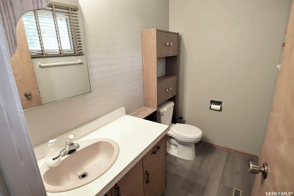 352 Carleton Drive Saskatoon SK S7H 4C1