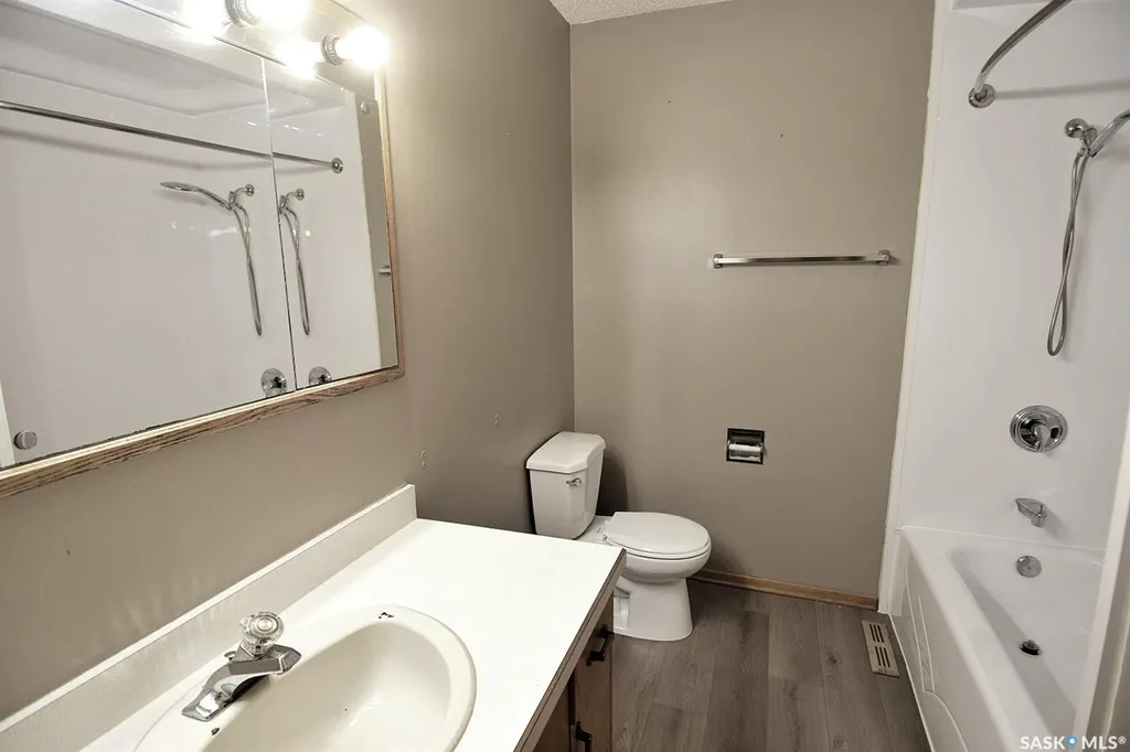352 Carleton Drive Saskatoon SK S7H 4C1