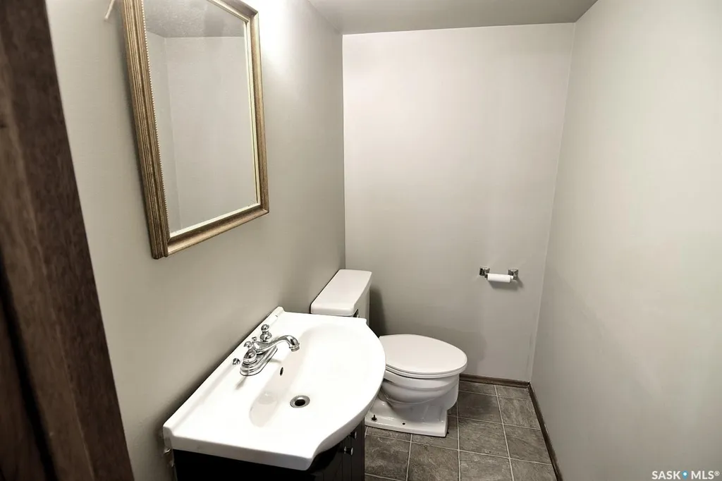 352 Carleton Drive Saskatoon SK S7H 4C1