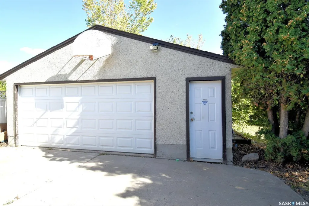 352 Carleton Drive Saskatoon SK S7H 4C1
