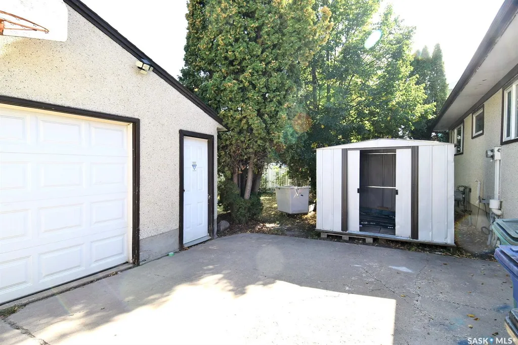 352 Carleton Drive Saskatoon SK S7H 4C1