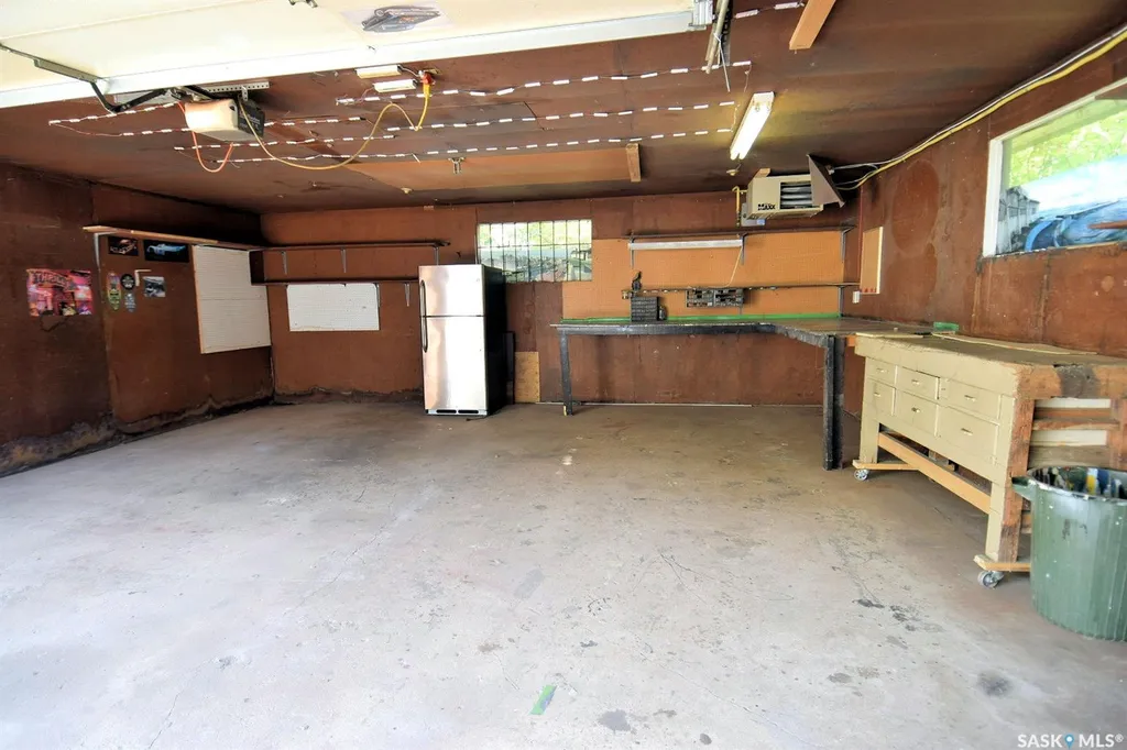 352 Carleton Drive Saskatoon SK S7H 4C1