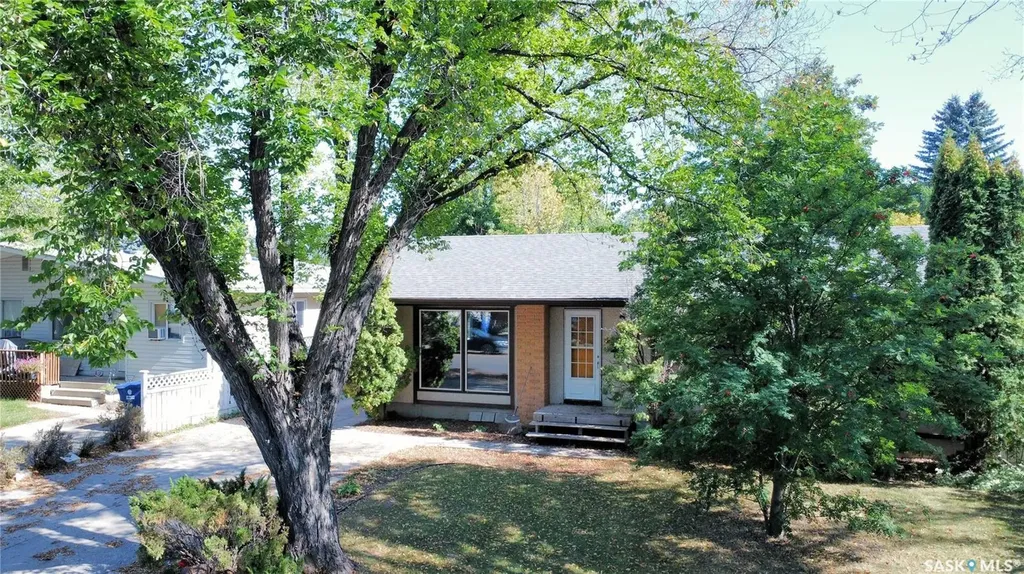 352 Carleton Drive Saskatoon SK S7H 4C1