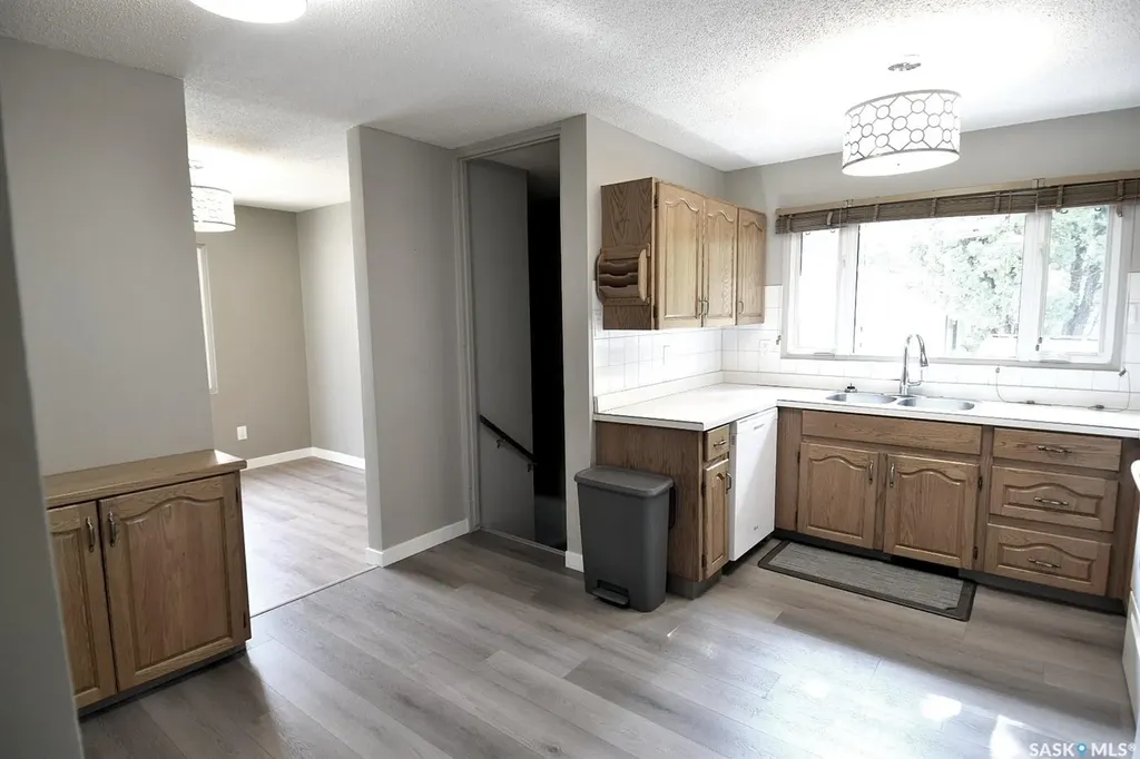 352 Carleton Drive Saskatoon SK S7H 4C1