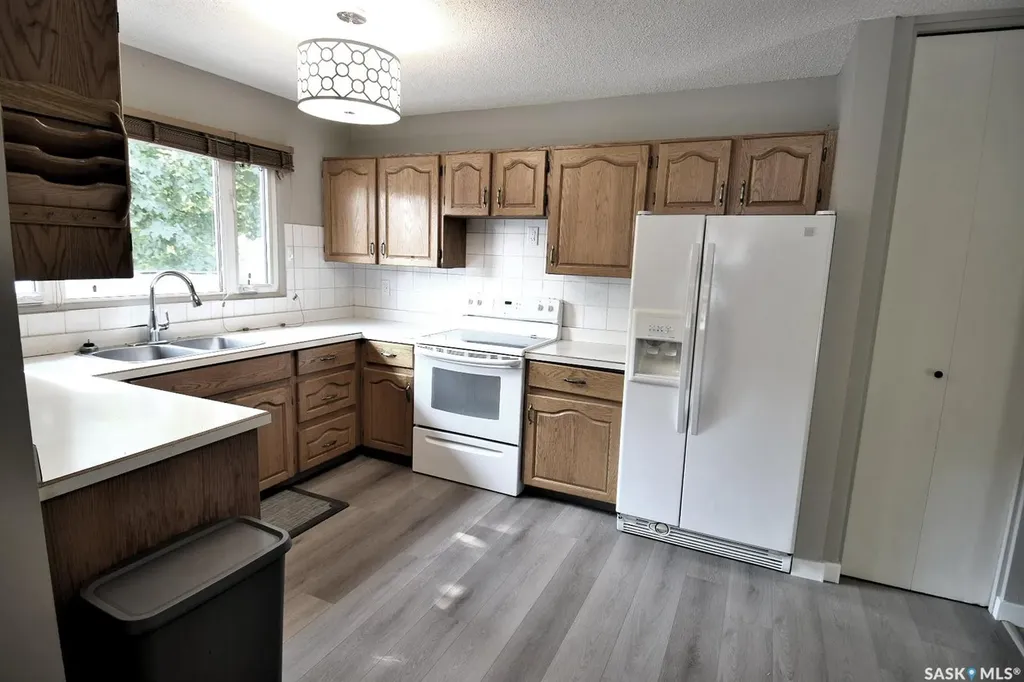 352 Carleton Drive Saskatoon SK S7H 4C1