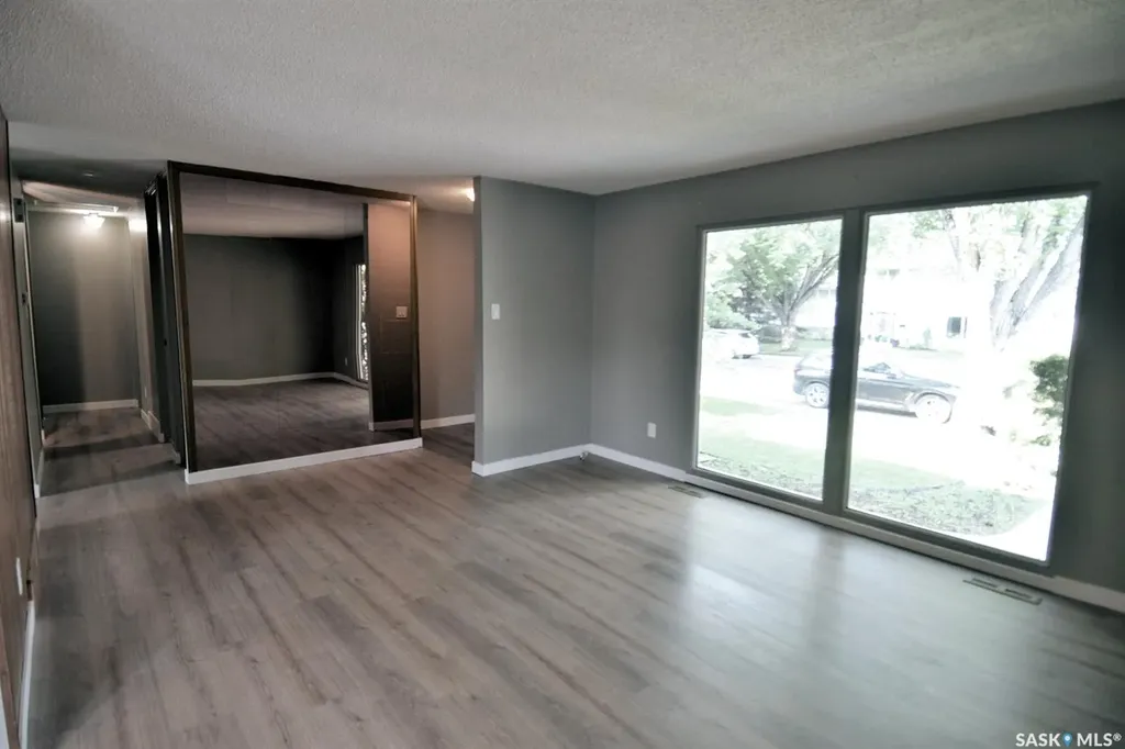 352 Carleton Drive Saskatoon SK S7H 4C1
