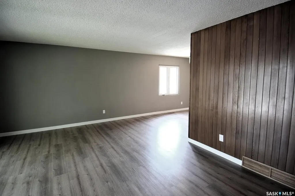 352 Carleton Drive Saskatoon SK S7H 4C1