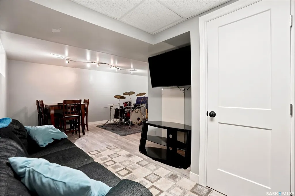 813 Horace Street Regina SK S4T 5K9